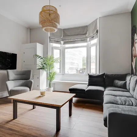Summer 6 Bed House Apartment Liverpool