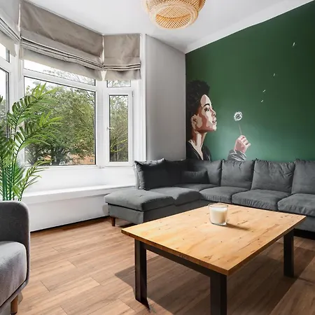 Summer 6 Bed House * Liverpool