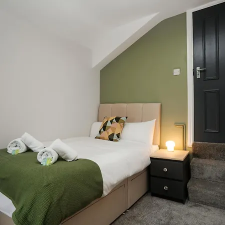 Summer 6 Bed House Apartment Liverpool