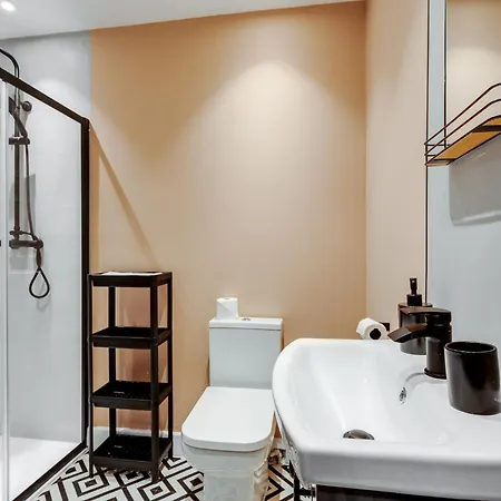 Summer 6 Bed House Apartment Liverpool