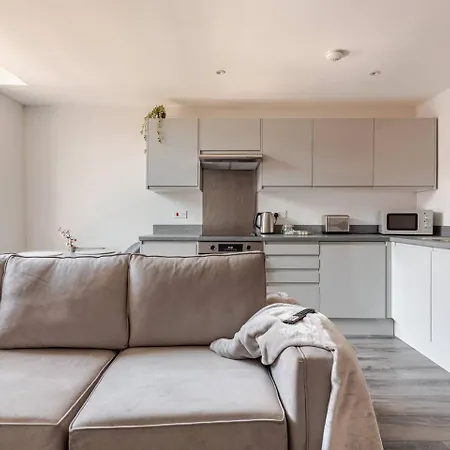 Urban Retreat By Lvp - Spacious 2-bed, Sleeps 10 - Ideal For Groups