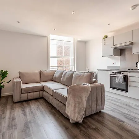 Urban Retreat By Lvp - Spacious 2-bed, Sleeps 10 - Ideal For Groups Appartement