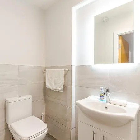 Spacious - 1-bed With 2 Sofa Beds, Sleeps 6 - Ideal For Families & Small Groups * Liverpool
