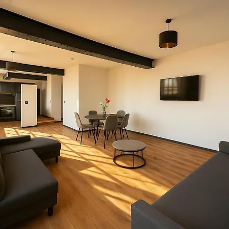 公寓 Sleeps 6 - Private Balcony - Steps To Dining & Pubs