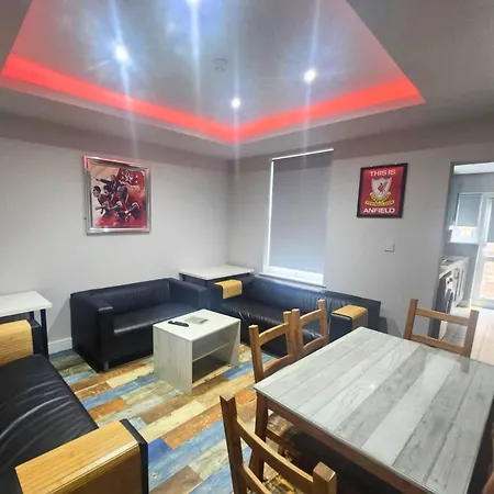 The Red Lounge 招待所 *
