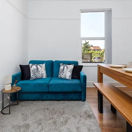Flatzy - Huge 7 Bed House Close To Football Stadiums Hébergement de vacances