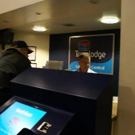 Отель Travelodge Central 3*