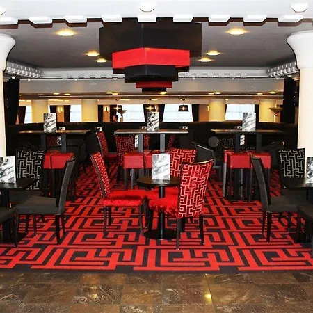 Отель Crowne Plaza - John Lennon Airport By Ihg 4*