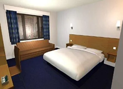 Отель Travelodge Central 3*