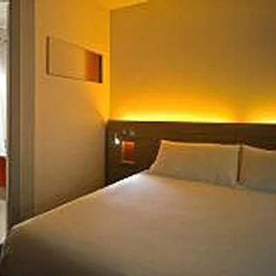 Travelodge Central 3*