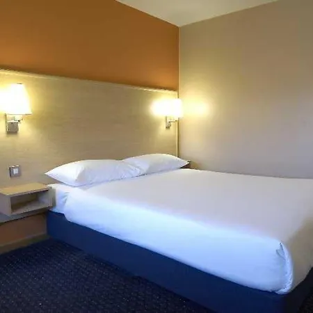 Travelodge Central 3*