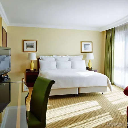 Отель Delta By Marriott Centre