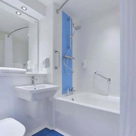 Travelodge Central 3*