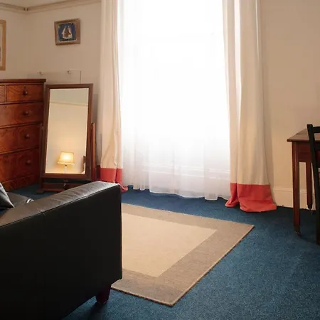Oda ve Kahvaltı Square Tree House 2*
