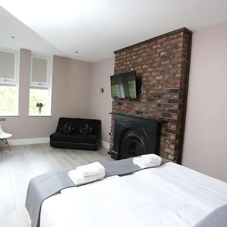 Tia 3* Liverpool