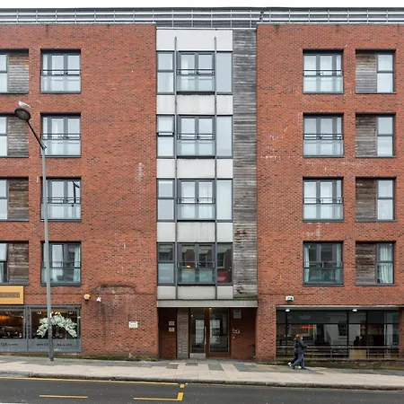 Centrally Located In Duke Street- Free Parking- Two Bathrooms 利物浦