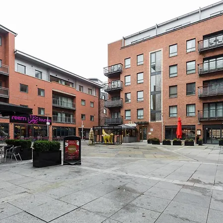 Centrally Located In Duke Street- Free Parking- Two Bathrooms 公寓 *