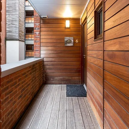 Centrally Located In Duke Street- Free Parking- Two Bathrooms *