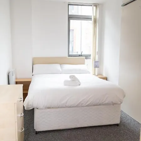 Serviced In Centre - Free Parking - Balcony - By Happy Days Apartamento *