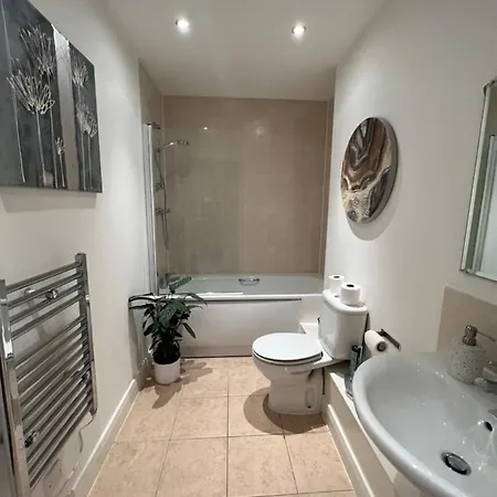 Stunning Centre Apartment, Benson Street, 1 *