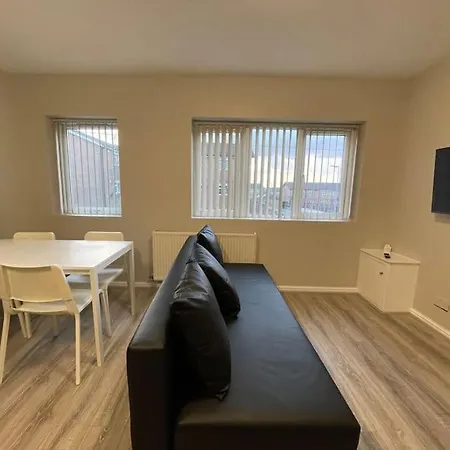 Hosted By Ryan - 1 Bedroom Apartment