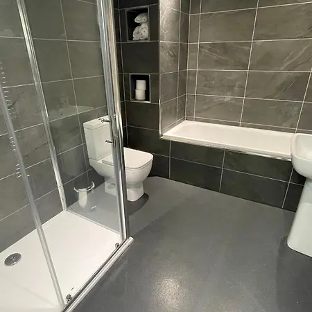 Hosted By Ryan - 2 Bedroom Apartment *