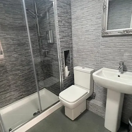 Hosted By Ryan - 2 Bedroom Liverpool
