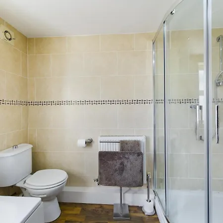 Apartment Modern 5 Bedroom House Near Lark Lane *