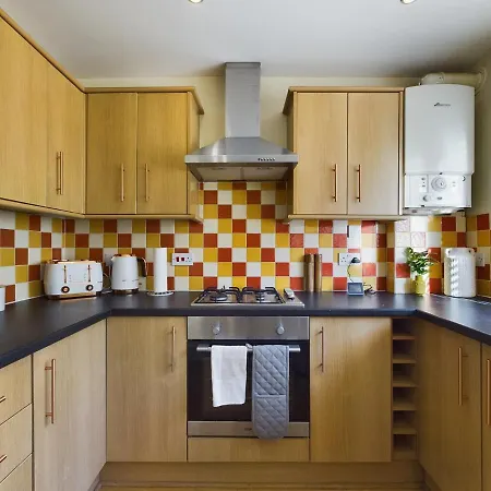 Apartment Modern 5 Bedroom House Near Lark Lane *