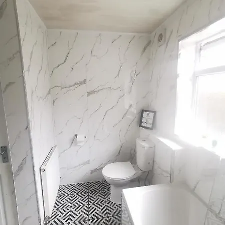 4 Bedrooms, Sleeps 10, Near Lfc & Efc
