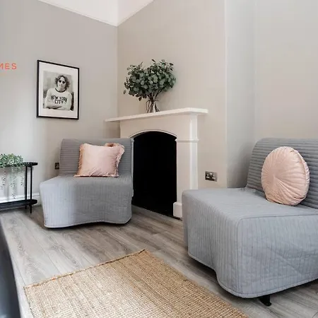 Open & Spacious Ground Floor - Sleeps 6 *