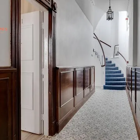 Open & Spacious Ground Floor - Sleeps 6 *