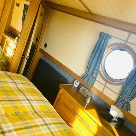 Lovely 2-bedroom Barge Brunswick Dock Liverpool!
