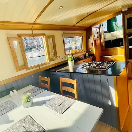 Lovely 2-bedroom Barge Brunswick Dock Liverpool! *