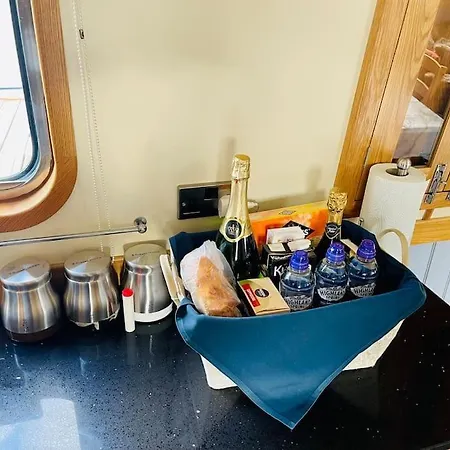 Lovely 2-bedroom Barge Brunswick Dock Liverpool! *