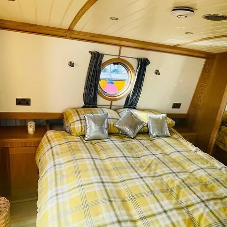 Lovely 2-bedroom Barge Brunswick Dock Liverpool!