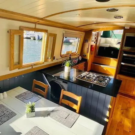 Lovely 2-bedroom Barge Brunswick Dock Liverpool! *