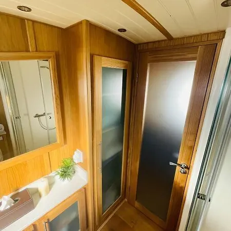 Lovely 2-bedroom Barge Brunswick Dock Liverpool! Botel