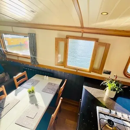 Botel Lovely 2-bedroom Barge Brunswick Dock Liverpool! Liverpool