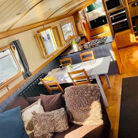 Lovely 2-bedroom Barge Brunswick Dock Liverpool! Botel Liverpool