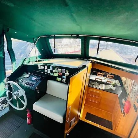 Lovely 2-bedroom Barge Brunswick Dock Liverpool!