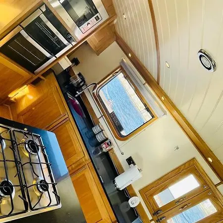 Lovely 2-bedroom Barge Brunswick Dock Liverpool! *