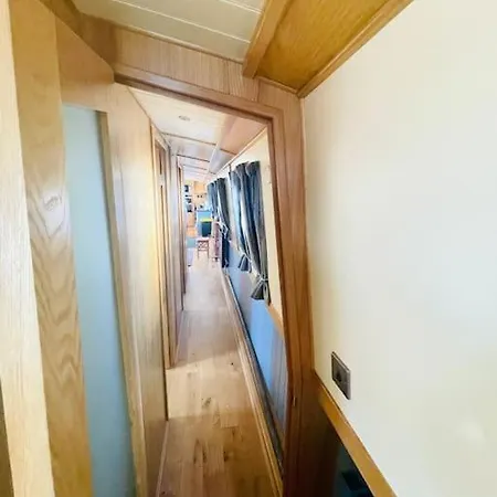 Lovely 2-bedroom Barge Brunswick Dock Liverpool! Botel