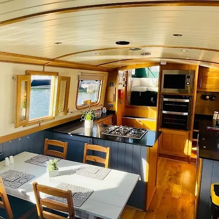 Lovely 2-bedroom Barge Brunswick Dock Liverpool! Botel
