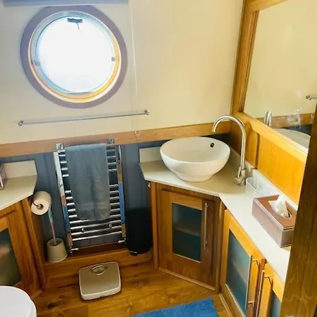 Lovely 2-bedroom Barge Brunswick Dock Liverpool! Botel Liverpool