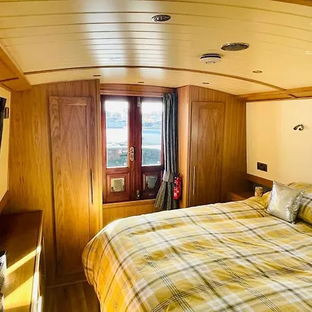Lovely 2-bedroom Barge Brunswick Dock Liverpool!