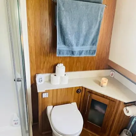 Lovely 2-bedroom Barge Brunswick Dock Liverpool! Botel Liverpool