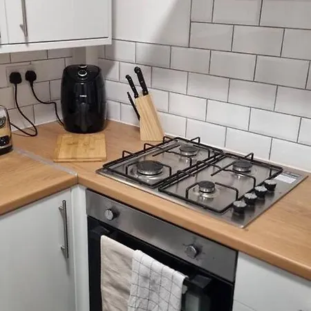 2 Bed Townhouse Close To Lfc Stadium