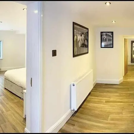 Spacious Modern Retreat Sleeps 11 Apartment Liverpool