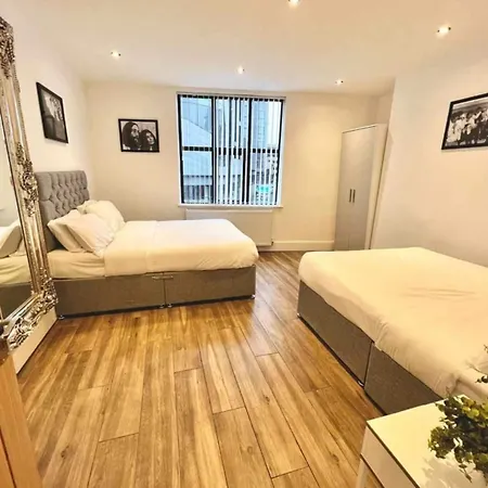 Spacious Modern Retreat Sleeps 11 * Liverpool